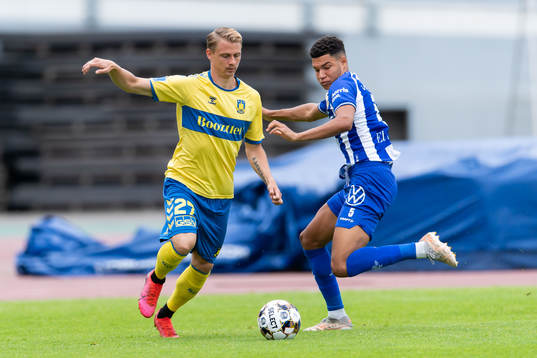 Bröndbys Simon Hedlund och  IFK Göteborgs Alexander Jallow