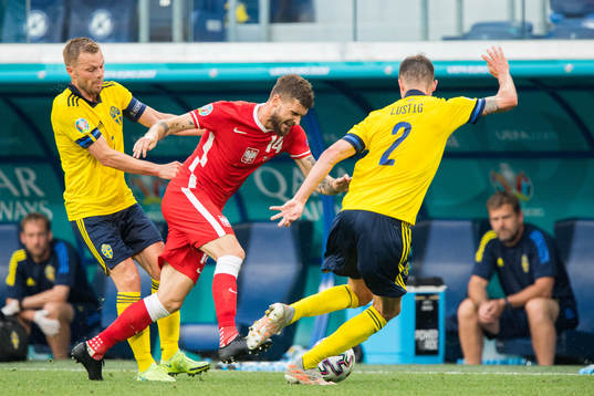 Sebastian Larsson and Mikael Lustig against Mateusz Klich