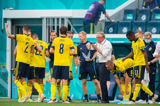 Head coach Janne Andersson of Sweden speaks with the players
