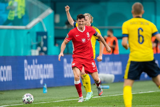 Robert Lewandowski of Poland and Emil Forsberg of Sweden
