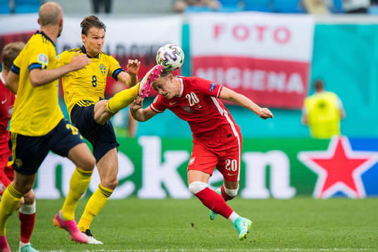 Albin Ekdal of Sweden and Piotr Zielinski of Poland