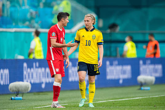 Robert Lewandowski of Poland and Emil Forsberg of Sweden