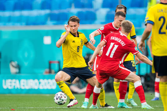 Albin Ekdal of Sweden and Karol Swiderski of Poland