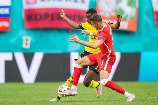 Alexander Isak of Sweden and Jan Bednarek of Poland