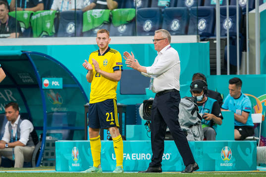 Dejan Kulusevski and head coach Janne Andersson of Sweden