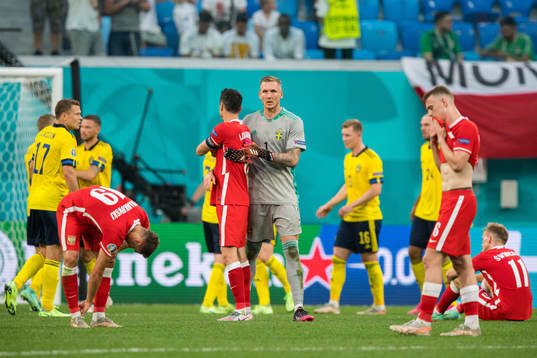 Robert Lewandowski of Poland and goalkeeper Robin Olsen of