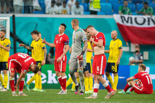 Robert Lewandowski of Poland and goalkeeper Robin Olsen of