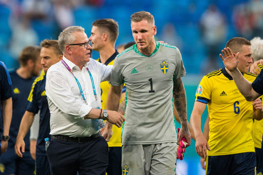 Head coach Janne Andersson and goalkeeper Robin Olsen of