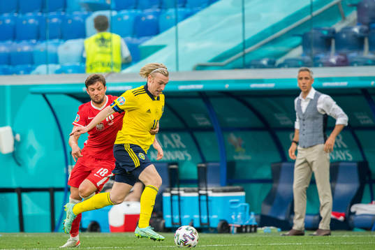 Emil Forsberg of Sweden and Bartosz Bereszynski of Poland