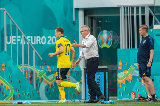 Viktor Claesson and head coach Janne Andersson of Sweden