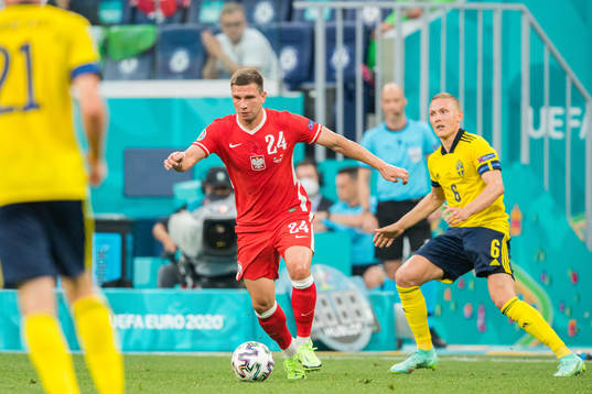 Jakub Swierczok of Poland annd Ludwig Augustinsson of Sweden