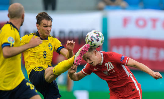 Albin Ekdal of Sweden and Piotr Zielinski of Poland