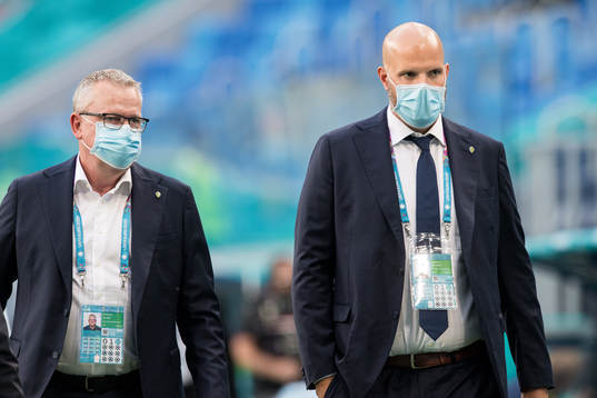 Head coach Janne Andersson and press officer Jakob Kakembo