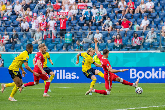 Emil Forsberg of Sweden scores the 1-0 goal