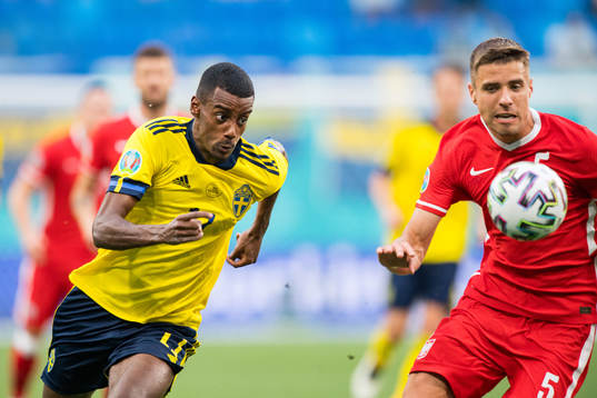 Alexander Isak of Sweden and Jan Bednarek of Poland