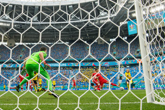 Emil Forsberg of Sweden scores the 1-0 goal against