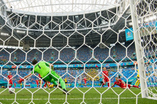 Emil Forsberg of Sweden scores the 1-0 goal against