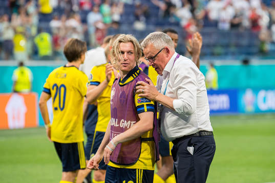 Emil Forsberg and head coach Janne Andersson of Sweden