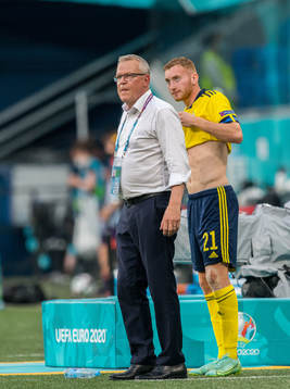 Dejan Kulusevski and head coach Janne Andersson of Sweden