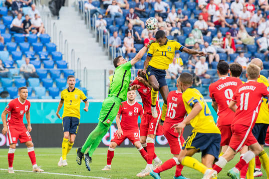 Alexander Isak of Sweden and goalkeeper Wojciech Szczesny