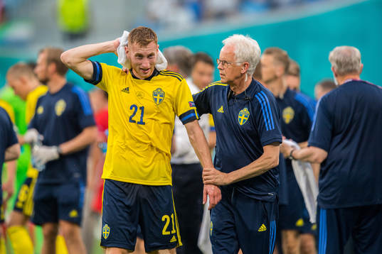 Dejan Kulusevski and team doctor Anders Valentin of Sweden