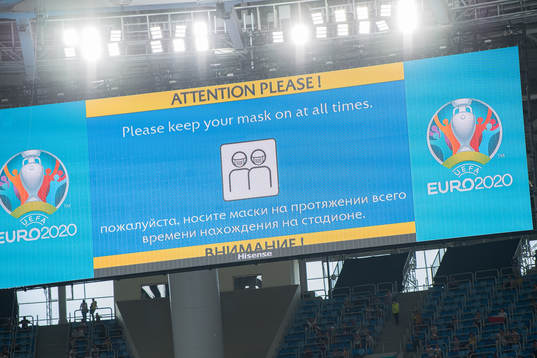 A sign informing the audience to keep their face masks
