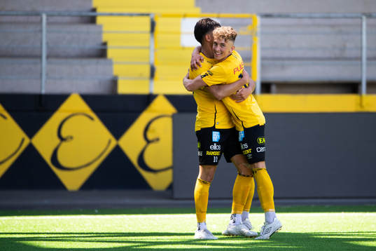 Elfsborgs Besfort Zeneli och Isaac Antonsson jublar