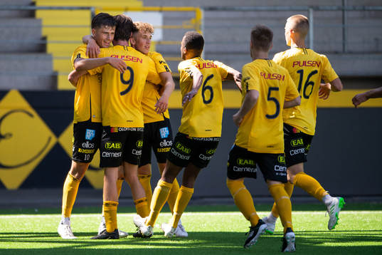 Elfsborgs Besfort Zeneli jublar med lagkamraterna