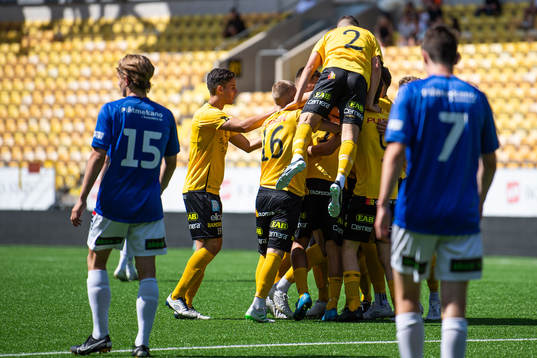 Elfsborgs Theo Lind kramas om av lagkamraterna
