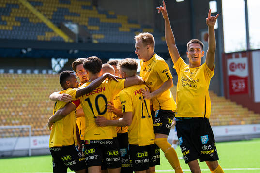 Elfsborgs Amer Jusic och spelare jublar