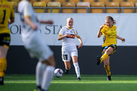 Elfsborgs Olivia Gurtata och Häckens Ebba Abrahamsson