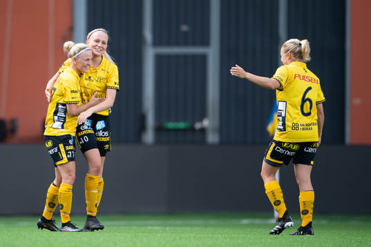 Elfsborgs Sara Jardving jublar med Matilda Ståhlbom