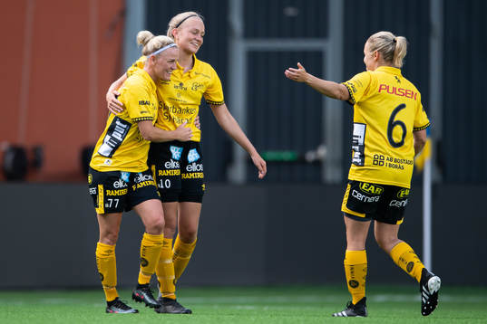 Elfsborgs Sara Jardving jublar med Matilda Ståhlbom