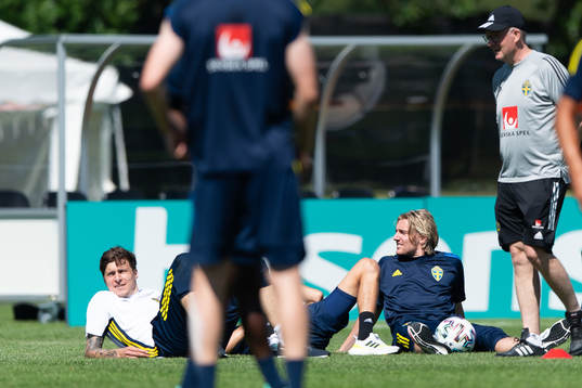 Victor Nilsson Lindelöf and Emil Forsberg of the Swedish
