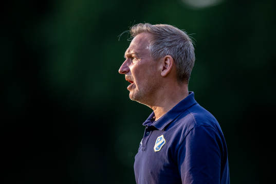 Halmstads huvudtränare Fredrik Andersson reagerar