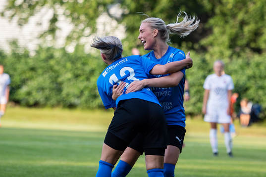 Halmstads Nellie Andersson och Hanna Comnell  jublar