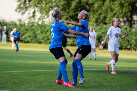 Halmstads Nellie Andersson och Hanna Comnell  jublar