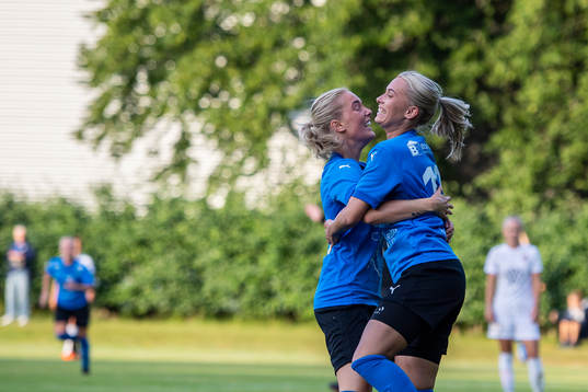 Halmstads Nellie Andersson och Hanna Comnell  jublar
