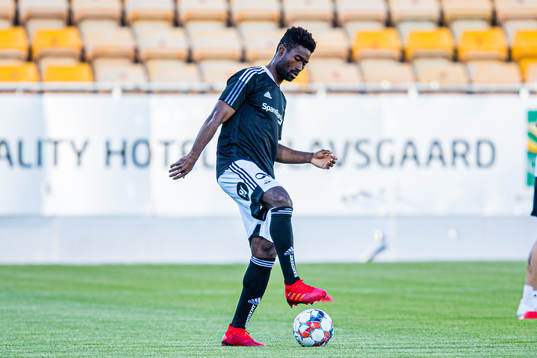 Alexander Banor Tettey of Rosenborg warms up