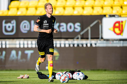 Gjermund Åsen of Lillestrøm warms up