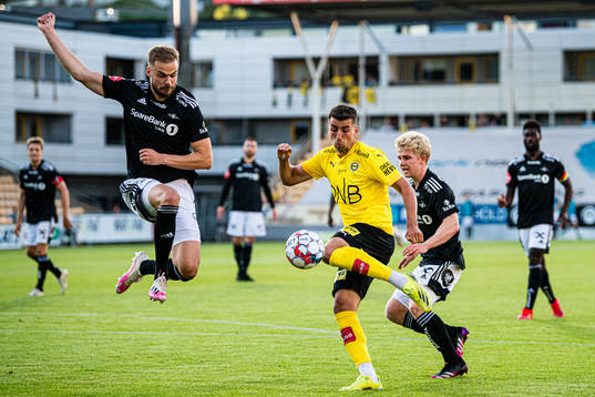 Holmar Örn Eyjolfsson of Rosenborg and Vetle Winger