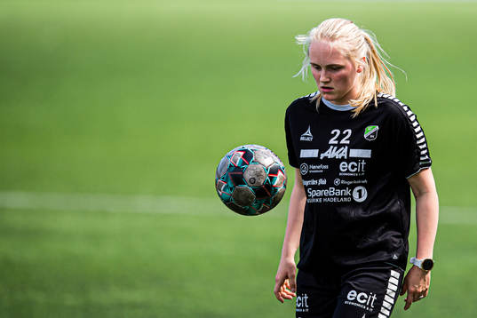 Martine Skogstad Falkeid of Hønefoss warms up