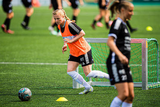 Stina Næss Berge of Hønefoss warms up