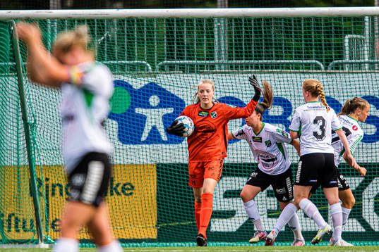 Goalkeeper Margaux Batt Lægreid of Hønefoss celebrates