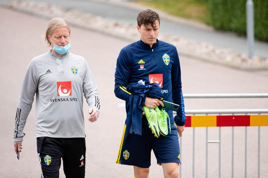Team manager Stefan Pettersson and Victor Nilsson Lindelöf