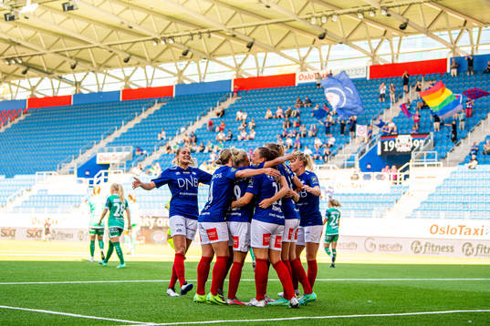 Andrine Tomter and the players of Vålerenga celebrate