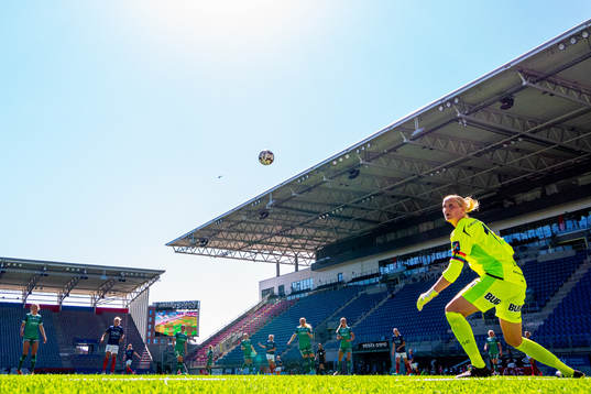 Amanda Jacobsen Andradóttir of Vålerenga scores the 4-0