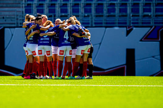 Dejana Stefanovic and the players of Vålerenga gather in a