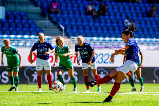Dejana Stefanovic of Vålerenga scores the 1-0 goal