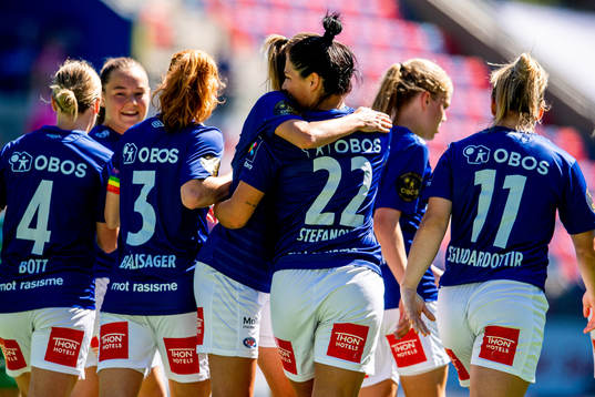 Dejana Stefanovic of Vålerenga celebrates with teammates